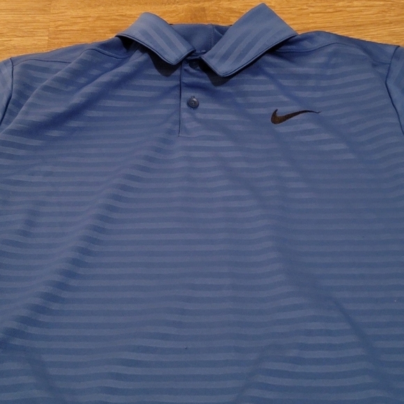 Men's Nike Dry Embossed Essential Regular-Fit Golf Polo - Picture 2 of 5
